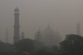 موسم بدلدیاں ای لاہور شہر وچ سمو گ  وی ودھن لگی، کارن گڈیاں دے دھوویں نُوں متھ دِتا گیا……٭رویل خبر٭